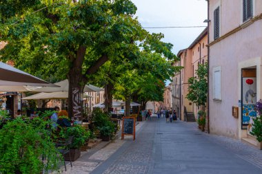 Spello, İtalya, 2 Ekim 2021: Piazza Giacomo Matteotti, İtalya 'nın Spello şehrinde.