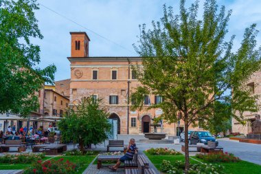 Spello, İtalya, 2 Ekim 2021: İtalya 'nın Spello kentindeki Piazza della Reupubblica.