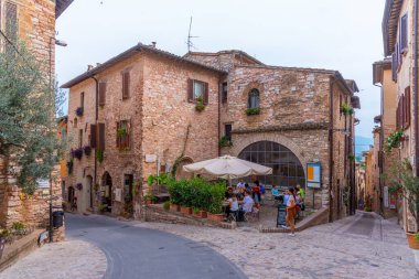 Spello, İtalya, 2 Ekim 2021: İtalya 'nın Spello kentindeki Dar Sokak.