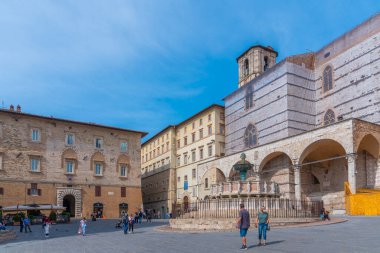 Perugia, İtalya, 2 Ekim 2021: Piazza IV Novembre ve İtalya 'nın eski Perugia kentindeki katedral.