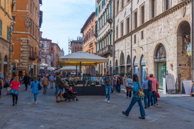 Perugia, İtalya, 2 Ekim 2021: Corso Pietro Vannucci, İtalya 'nın eski Perugia kentinde.