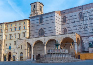 Perugia, İtalya, 2 Ekim 2021: Piazza IV Novembre ve İtalya 'nın eski Perugia kentindeki katedral.