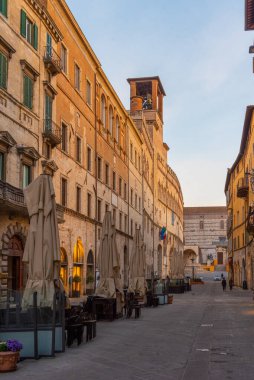 Perugia, İtalya, 2 Ekim 2021: İtalya 'nın eski Perugia kentindeki Palazzo dei Priori üzerinde gün doğumu.