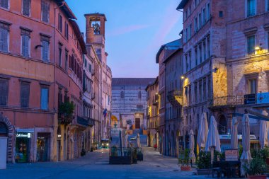 Perugia, İtalya, 2 Ekim 2021: Corso Pietro Vannucci 'nin İtalya' daki eski Perugia kasabasındaki gece manzarası.