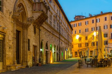 Perugia, İtalya, 2 Ekim 2021: Corso Pietro Vannucci 'nin İtalya' daki eski Perugia kasabasındaki gece manzarası.
