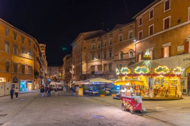 Perugia, İtalya, 1 Ekim 2021: Corso Pietro Vannucci 'nin İtalya' daki eski Perugia kasabasındaki gece manzarası.