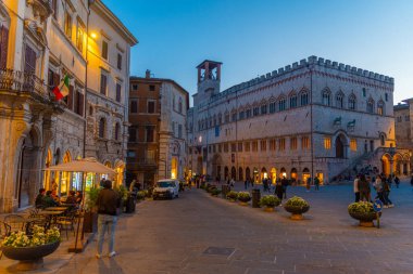 Perugia, İtalya, 1 Ekim 2021: İtalya 'nın eski Perugia kentindeki Palazzo dei Priori üzerinde gün batımı.