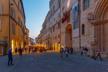 Perugia, İtalya, 1 Ekim 2021: Corso Pietro Vannucci 'nin İtalya' daki eski Perugia kasabasındaki gece manzarası.