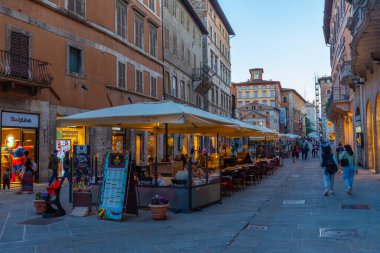 Perugia, İtalya, 1 Ekim 2021: Corso Pietro Vannucci 'nin İtalya' daki eski Perugia kasabasındaki gece manzarası.