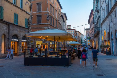 Perugia, İtalya, 1 Ekim 2021: Corso Pietro Vannucci 'nin İtalya' daki eski Perugia kasabasındaki gece manzarası.