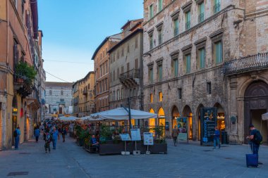 Perugia, İtalya, 1 Ekim 2021: Corso Pietro Vannucci 'nin İtalya' daki eski Perugia kasabasındaki gece manzarası.