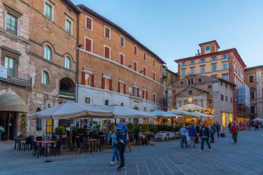 Perugia, İtalya, 1 Ekim 2021: Corso Pietro Vannucci 'nin İtalya' daki eski Perugia kasabasındaki gece manzarası.