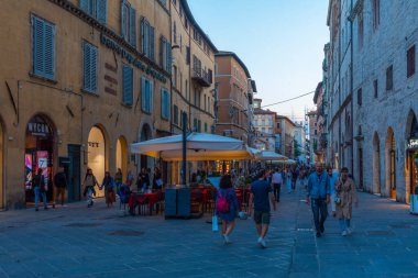 Perugia, İtalya, 1 Ekim 2021: Corso Pietro Vannucci 'nin İtalya' daki eski Perugia kasabasındaki gece manzarası.