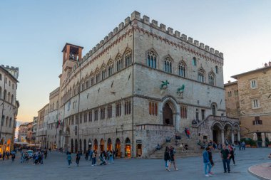 Perugia, İtalya, 1 Ekim 2021: İtalya 'nın eski Perugia kentindeki Palazzo dei Priori üzerinde gün batımı.