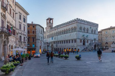 Perugia, İtalya, 1 Ekim 2021: İtalya 'nın eski Perugia kentindeki Palazzo dei Priori üzerinde gün batımı.