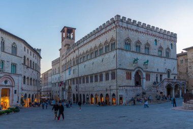 Perugia, İtalya, 1 Ekim 2021: İtalya 'nın eski Perugia kentindeki Palazzo dei Priori üzerinde gün batımı.