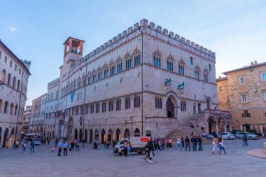 Perugia, İtalya, 1 Ekim 2021: İtalya 'nın eski Perugia kentindeki Palazzo dei Priori üzerinde gün batımı.