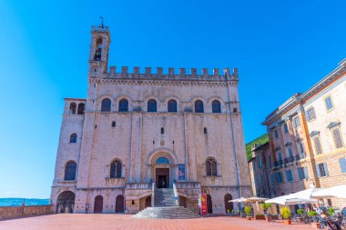 Gubbio, İtalya, 1 Ekim 2021: İtalyan şehri Gubbio 'da Palazzo dei Consoli.