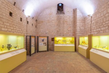 Gubbio, İtalya, 1 Ekim 2021: İtalyan şehri Gubbio 'daki Palazzo dei Consoli' nin İçi.