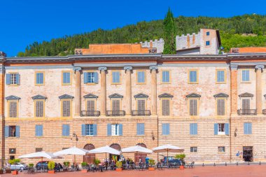 Gubbio, İtalya, 1 Ekim 2021: İtalyan kenti Gubbio 'da Piazza Grande.
