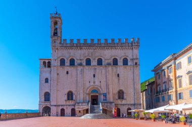 Gubbio, İtalya, 1 Ekim 2021: İtalyan şehri Gubbio 'da Palazzo dei Consoli.