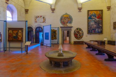 Gubbio, İtalya, 1 Ekim 2021: İtalyan şehri Gubbio 'daki Palazzo dei Consoli' nin İçi.