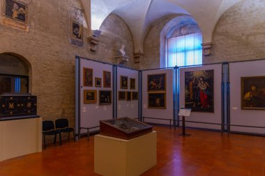Gubbio, İtalya, 1 Ekim 2021: İtalyan şehri Gubbio 'daki Palazzo dei Consoli' nin İçi.