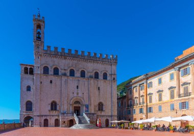 Gubbio, İtalya, 1 Ekim 2021: İtalyan şehri Gubbio 'da Palazzo dei Consoli.