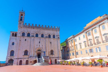 Gubbio, İtalya, 1 Ekim 2021: İtalyan şehri Gubbio 'da Palazzo dei Consoli.