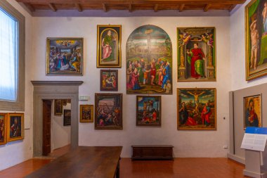 Gubbio, İtalya, 1 Ekim 2021: Gubbio, İtalya 'daki Palazzo Ducale' nin içindeki oda.