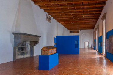 Gubbio, İtalya, 1 Ekim 2021: Gubbio, İtalya 'daki Palazzo Ducale' nin içindeki oda.