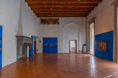 Gubbio, İtalya, 1 Ekim 2021: Gubbio, İtalya 'daki Palazzo Ducale' nin içindeki oda.