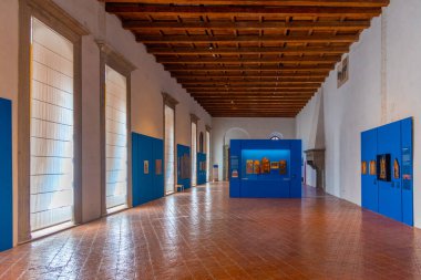 Gubbio, İtalya, 1 Ekim 2021: Gubbio, İtalya 'daki Palazzo Ducale' nin içindeki oda.