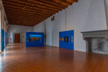 Gubbio, İtalya, 1 Ekim 2021: Gubbio, İtalya 'daki Palazzo Ducale' nin içindeki oda.