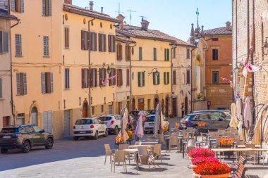 Gubbio, İtalya, 1 Ekim 2021: İtalya 'nın Gubbio kentindeki Dar Sokak.