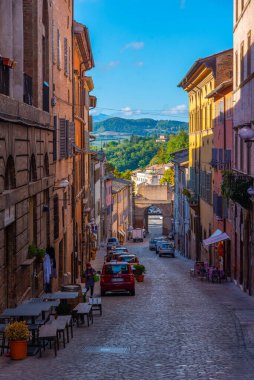 Urbino, İtalya, 1 Ekim 2021: İtalya 'nın eski Urbino kentindeki Dar Sokak.