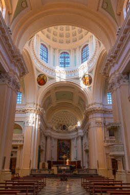 Urbino, İtalya, 1 Ekim 2021: İtalya 'nın Urbino kentindeki Santa Maria Assunta Katedrali.