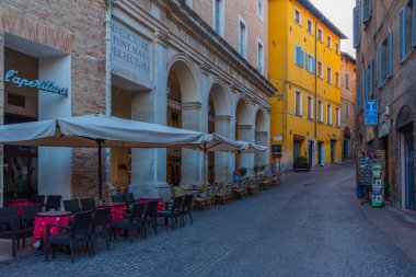 Urbino, İtalya, 1 Ekim 2021: İtalya 'nın eski Urbino kentindeki Dar Sokak.