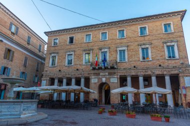 Urbino, İtalya, 1 Ekim 2021: İtalya 'nın eski Urbino kentindeki Piazza della β bblica.