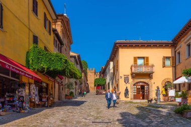 Gradara, İtalya, 30 Eylül 2021: İtalyan kenti Gradara 'nın ana caddesi.