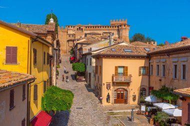 Gradara, İtalya, 30 Eylül 2021: İtalyan kenti Gradara 'nın ana caddesi.