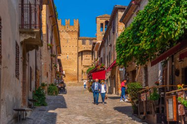 Gradara, İtalya, 30 Eylül 2021: İtalyan kenti Gradara 'nın ana caddesi.