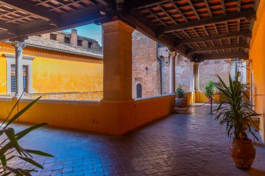 Gradara, İtalya, 30 Eylül 2021: İtalya 'daki Castello di Gradara Odası.