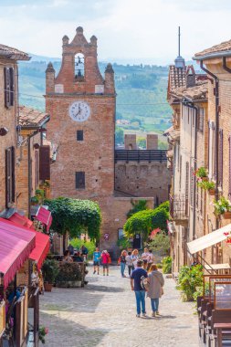 Gradara, İtalya, 30 Eylül 2021: Torre dell 'Orologio İtalyan kasabası Gradara.