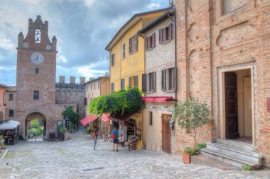 Gradara, İtalya, 30 Eylül 2021: Torre dell 'Orologio İtalyan kasabası Gradara.