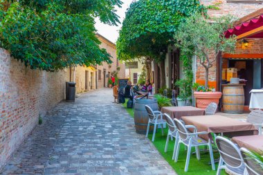 Gradara, İtalya, 30 Eylül 2021: İtalyan kenti Gradara 'nın ana caddesi.