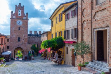 Gradara, İtalya, 30 Eylül 2021: Torre dell 'Orologio İtalyan kasabası Gradara.