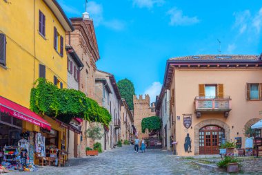 Gradara, İtalya, 30 Eylül 2021: İtalyan kenti Gradara 'nın ana caddesi.