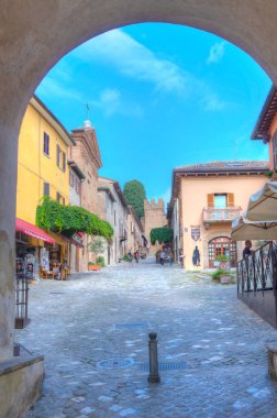 Gradara, İtalya, 30 Eylül 2021: İtalyan kenti Gradara 'nın ana caddesi.