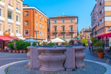 Pesaro, İtalya, 30 Eylül 2021: Piazza Lazzarini, İtalyan kenti Pesaro.